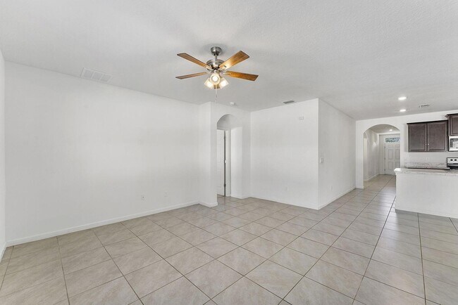 Building Photo - 357 SE Oakridge Dr