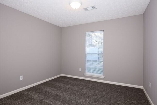 Building Photo - Gorgeous 3 Bedroom