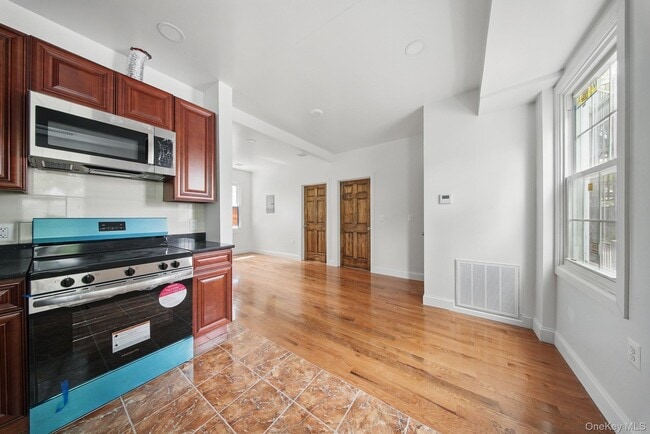 Building Photo - 14 Yankee Pl