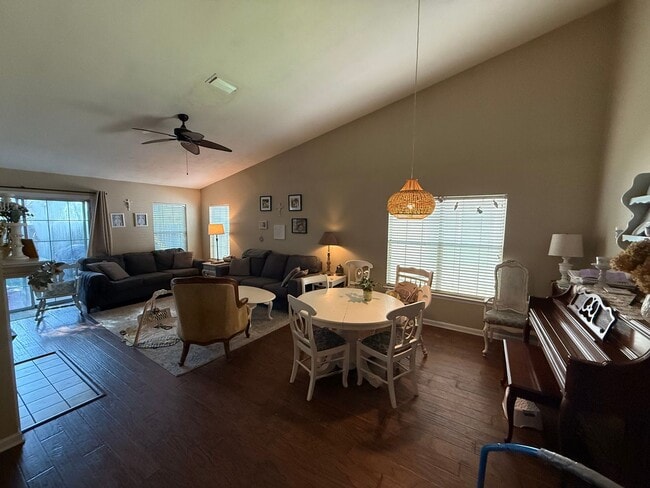 Building Photo - Townhome in Villages Of Maclay