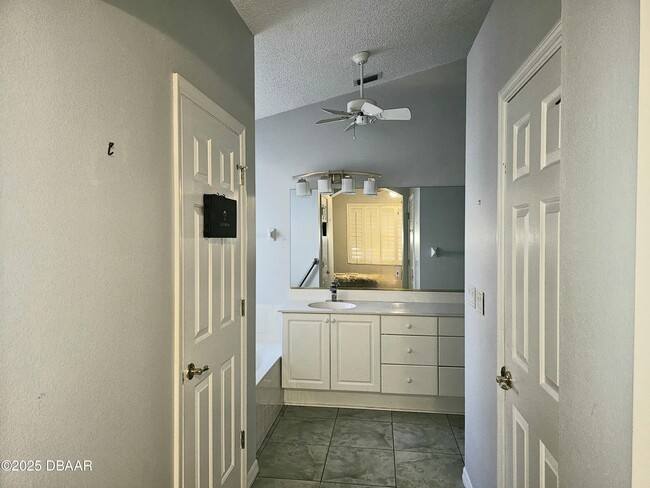 Building Photo - 6 Oak Village Dr