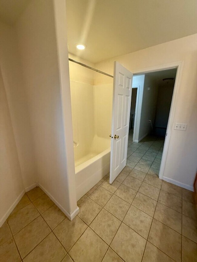 Building Photo - Spacious 4 Bed / 3 Bath Duplex on 1 Acre –...