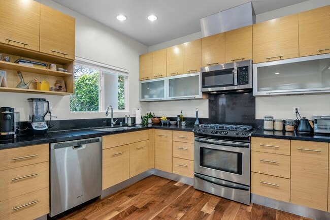 Building Photo - 2411-2413 Ocean Ave