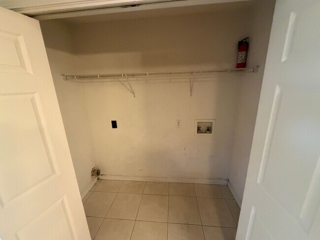 Building Photo - Updated Duplex In the heart of Niceville!