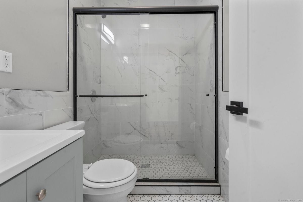 Building Photo - 111 Bank St