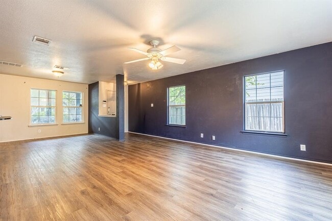 Building Photo - 1422 Meadow Pkwy