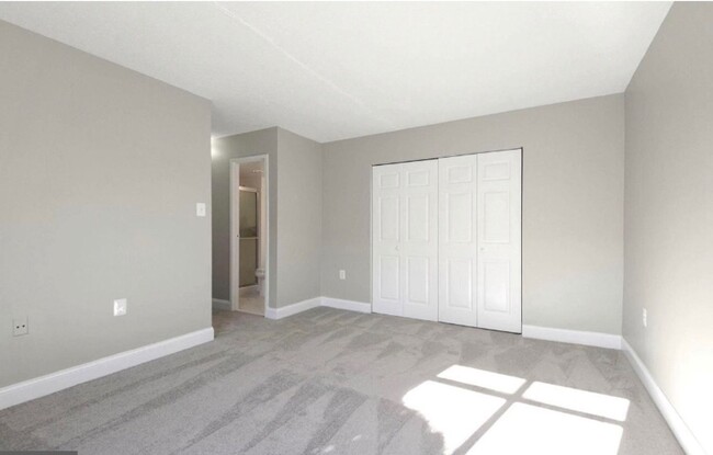 Building Photo - Renovated Herndon Condo