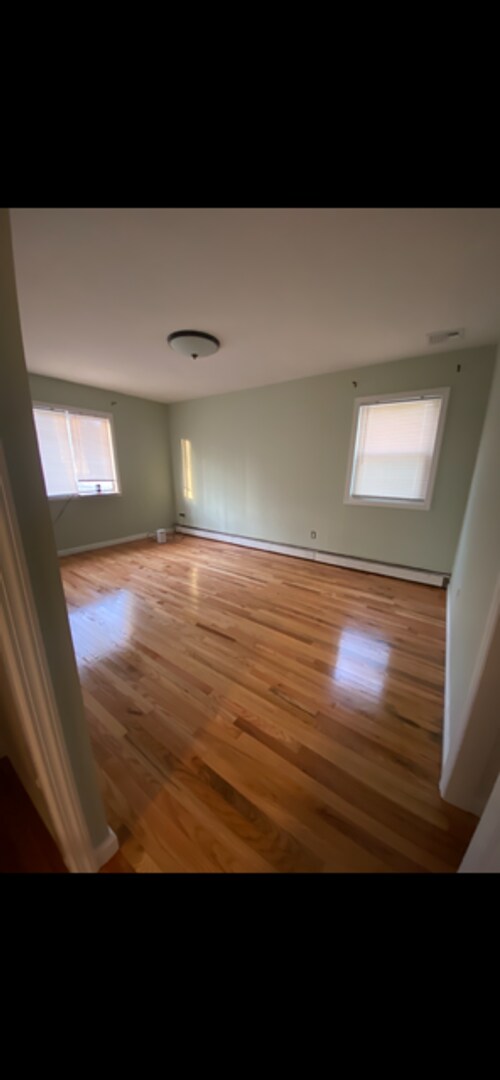 Building Photo - Well-Maintained 3-Bedroom House