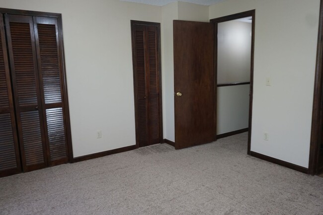 Building Photo - 2 Bedroom 2.5 Bath Townhome