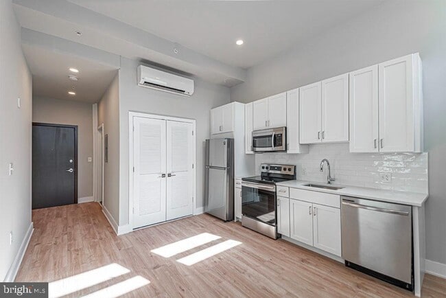 Building Photo - 1300 S 19th St