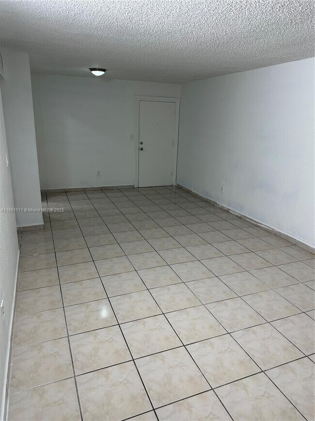 Building Photo - 606 W 81st St