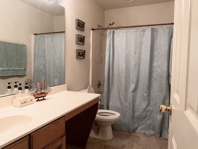 Upstairs Bathroom - 86280 Augustus Ave