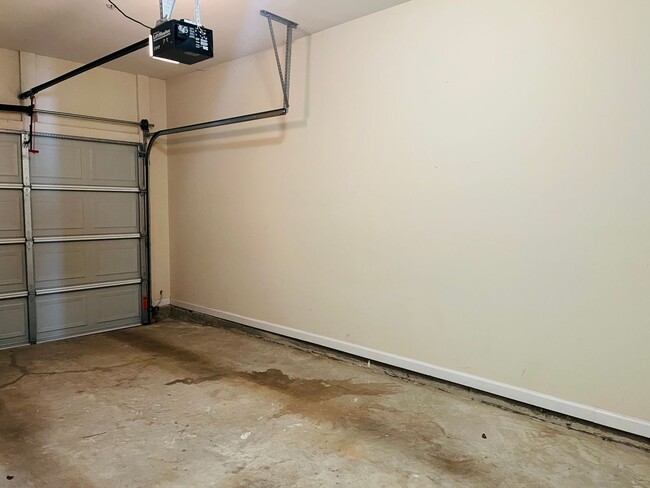 Building Photo - HOA community, swim/tennis, 2 bed, 2bath, ...