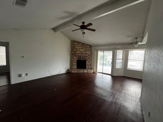 Building Photo - Great 3 bedroom, 2 bath available early April