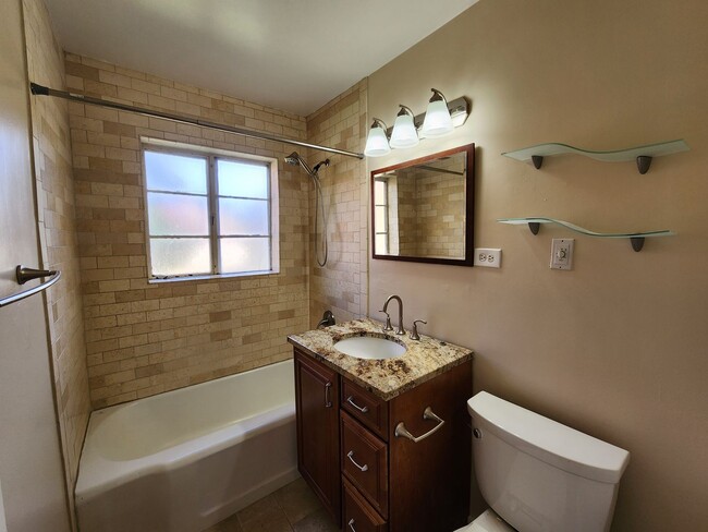 Building Photo - 2 Bed 1 Bath Unit In Great Location of Den...