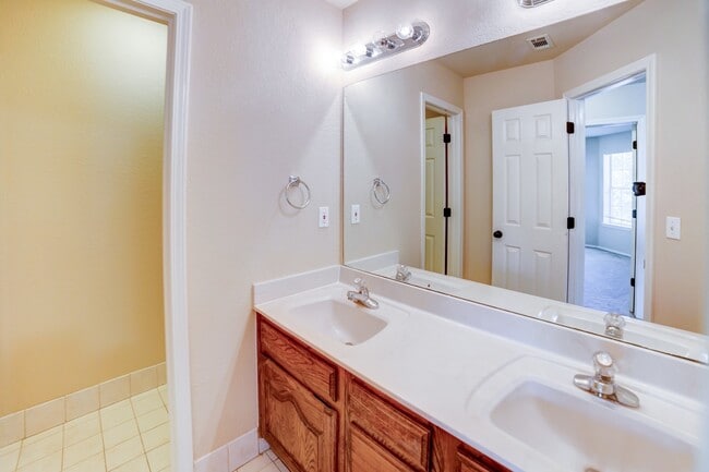 Building Photo - Beautiful home across from Jenks Middle Sc...