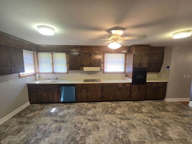 Building Photo - 1210 Oakwood Dr