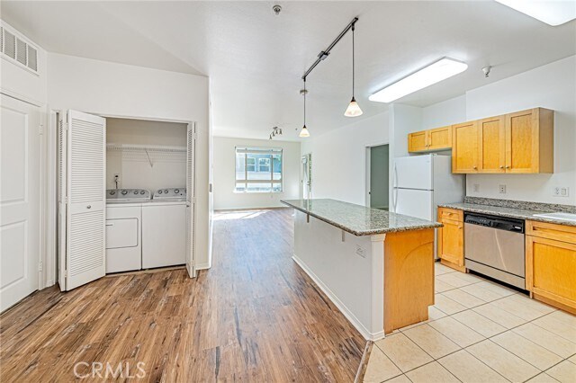 Building Photo - 100 S Alameda St