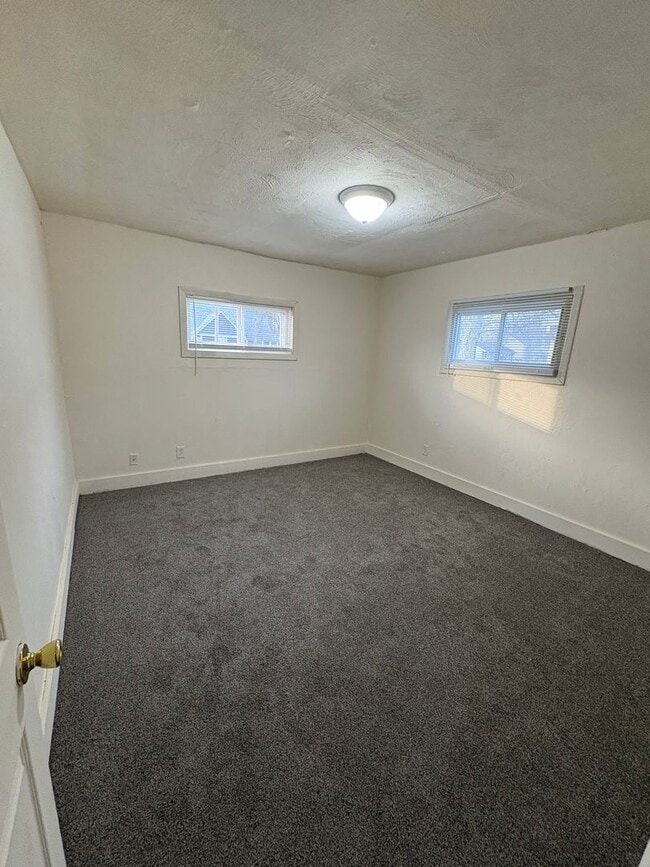 Building Photo - Spacious 4 Bedroom, 1 Bathroom Single Family Home