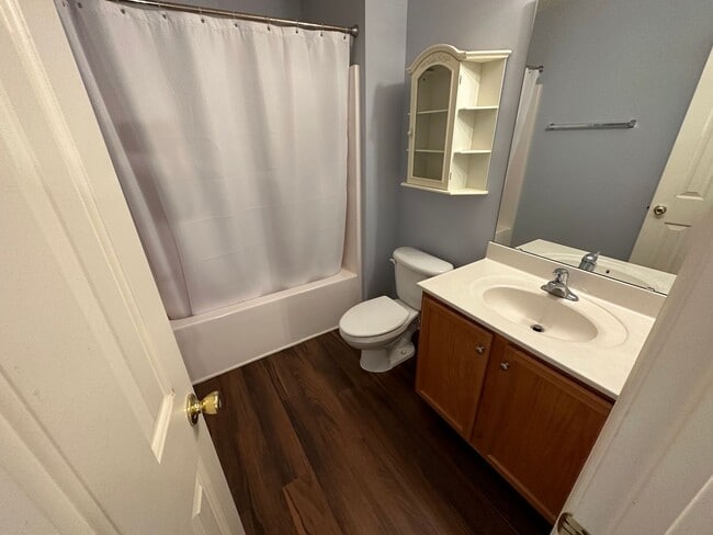 Building Photo - Great 2 Bedroom 2.5 Bath in Ridge Creek!