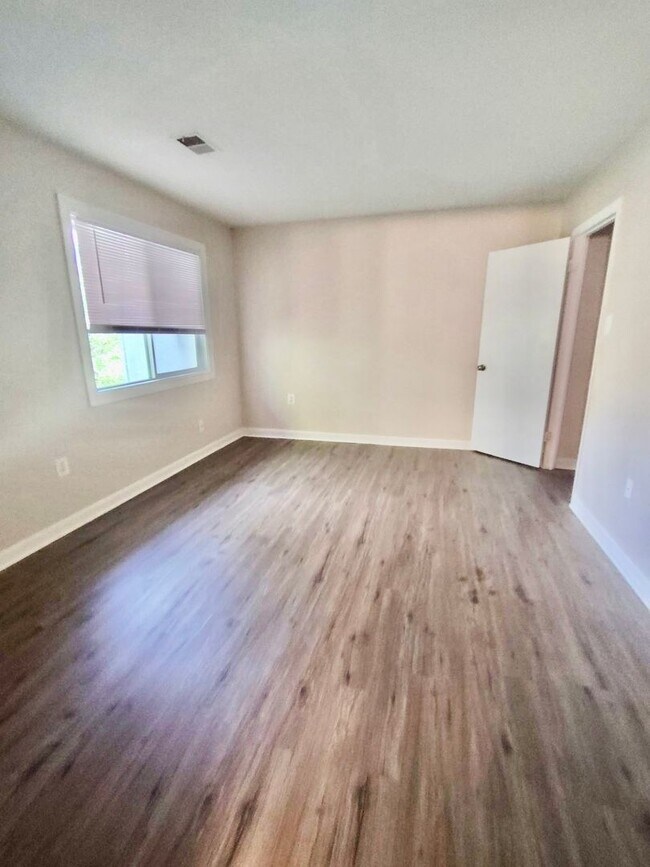 Building Photo - Spacious 3 Level Stafford Townhouse