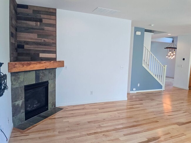 Building Photo - Gorgeous 4 Bedroom Lake Stevens Home in Cr...