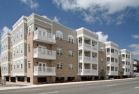 Building Photo - 605 #407 W Market St