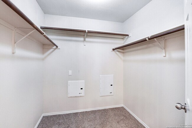Building Photo - 5815 Golf Bend