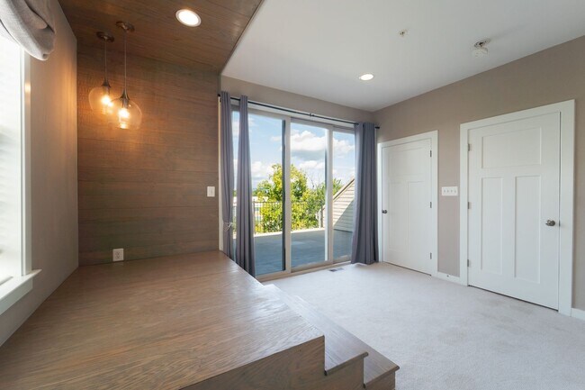 Building Photo - 10225 Hilltop Ascent Dr