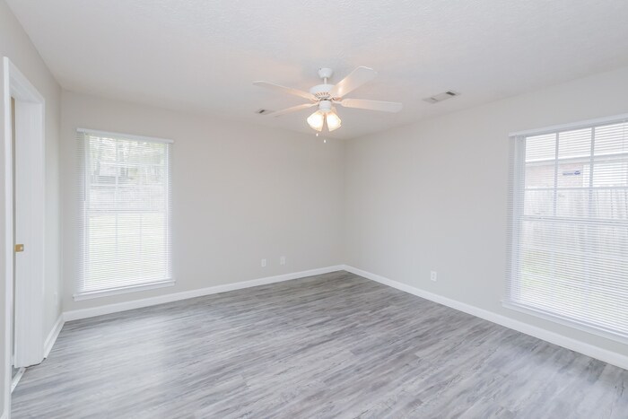 Building Photo - 826 Cottage Ln