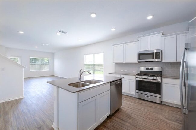 Building Photo - 323 Mineral Springs Dr