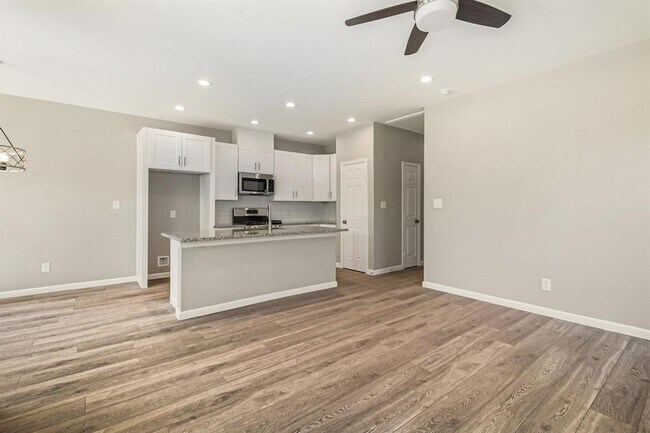 Building Photo - 4645 Larkspur St