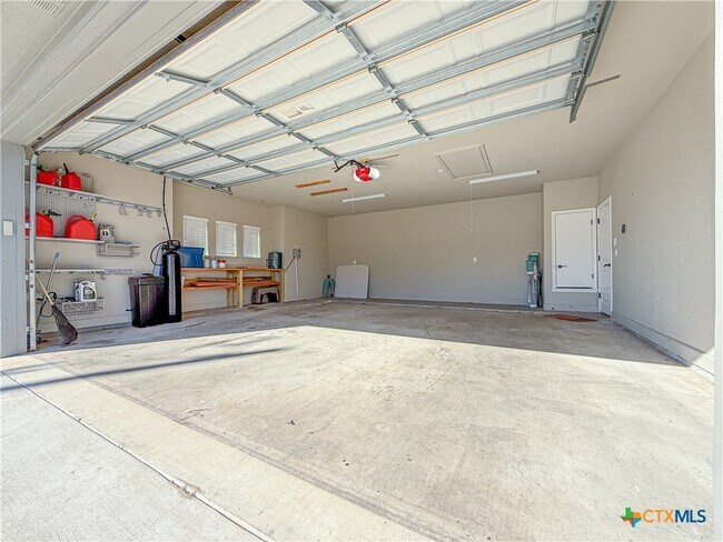 Building Photo - 1066 Vista Dr