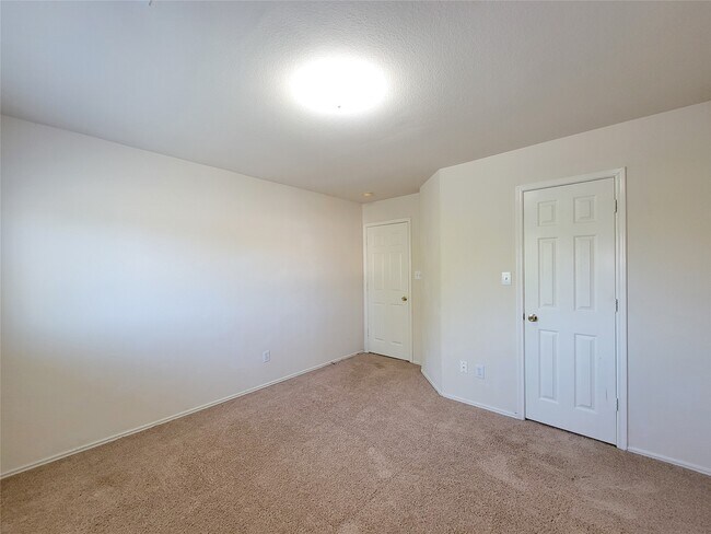 Building Photo - 5746 Roehampton Ct