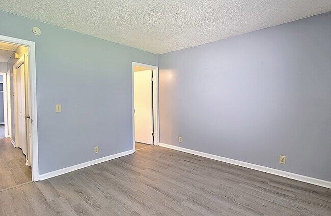 Building Photo - 910 Brett Dr