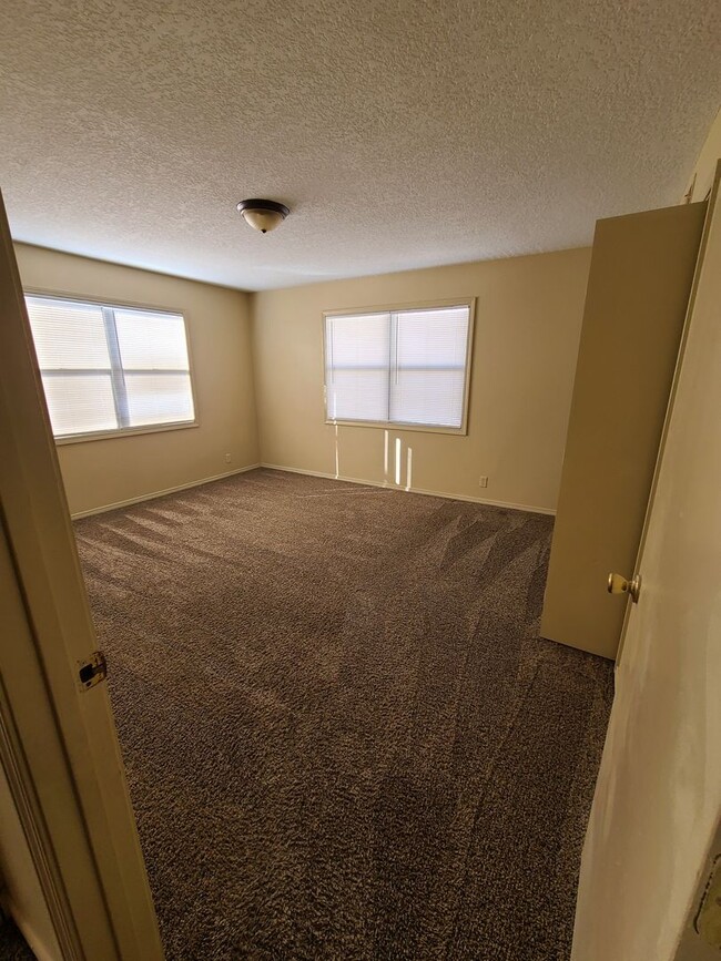 Building Photo - Large Two Bedroom Apt