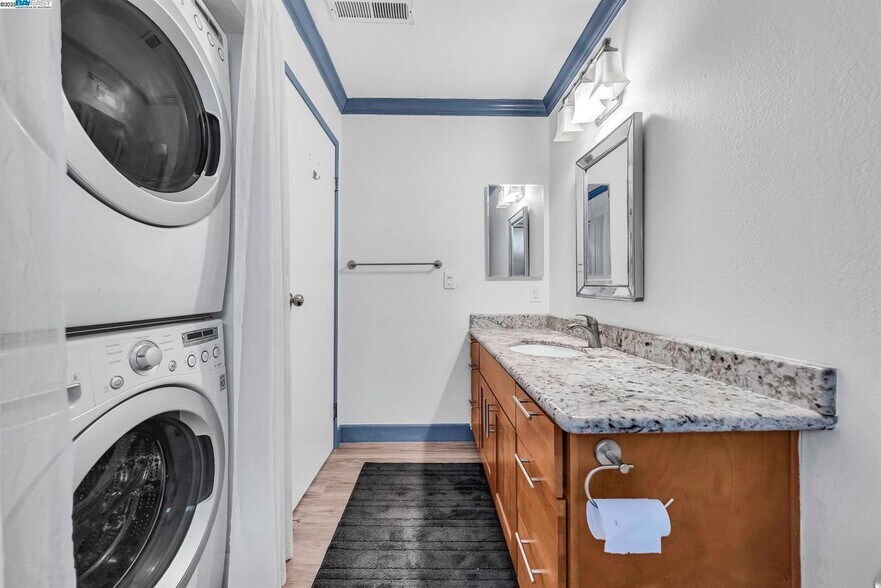 main bathroom w/washer/dryer - 6266 Joaquin Murieta Ave