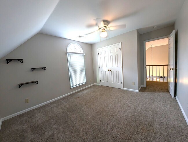 Building Photo - Beautiful 2 story, 4 bed, 2.5 bath Home Located in the Davis Lake Community!