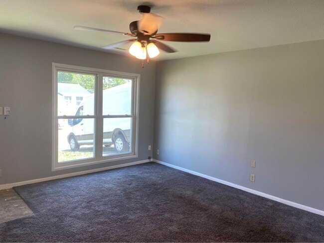 Building Photo - 605 Hillview Dr