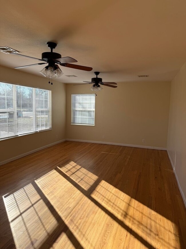 Building Photo - 304 W Chicago St