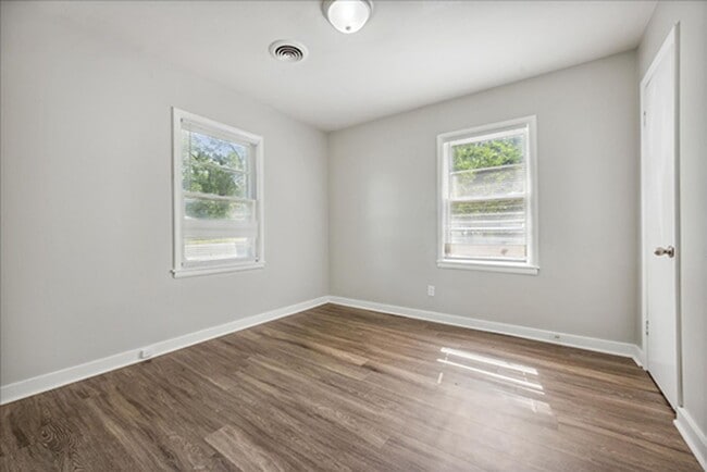Building Photo - 2048 Whitney Ave