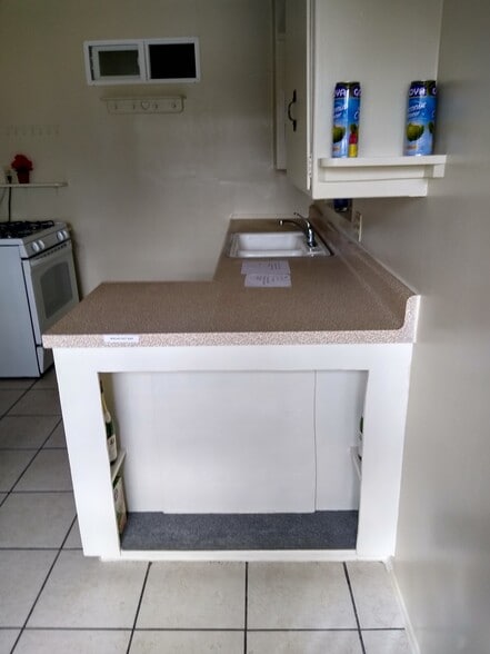 kitchen - cozy breakfast bar - sunny - 1843 E Palmyra Ave