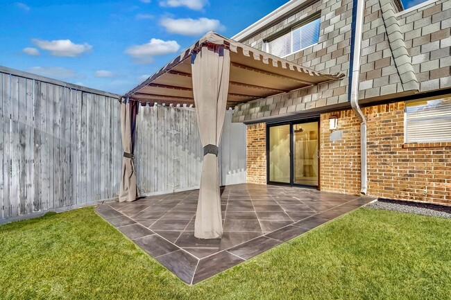 Building Photo - Charming Custom Duplex in Prestigious Pres...
