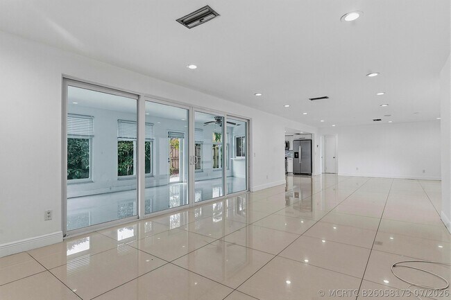 Building Photo - 2910 NE 40th Ct