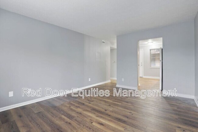 Building Photo - 129 W Walnut St