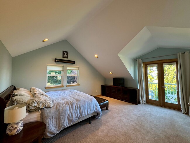 Building Photo - This gorgeous Bainbridge home is available with flexible lease terms starting July 10th