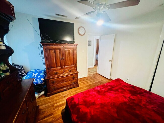 Building Photo - Beautifully Updated 3bdrm/1bth Ranch Style Home Located in the Glen Lea Area!