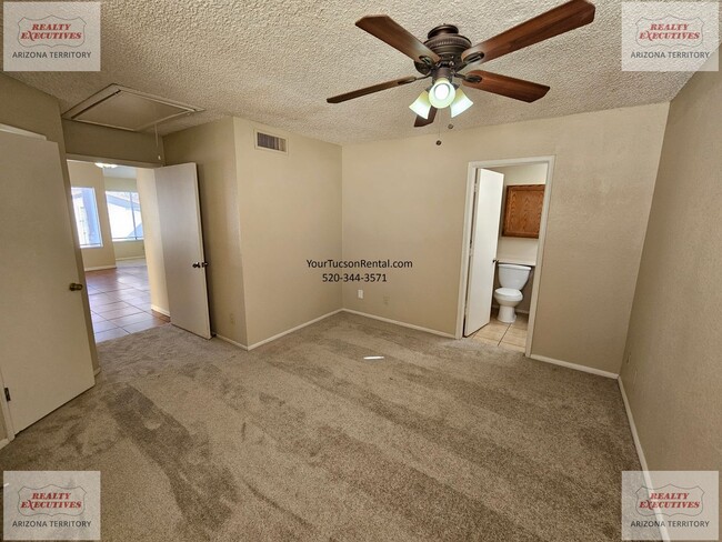 Building Photo - Los Reales & Cardinal area 2/2 with A/C & covered parking