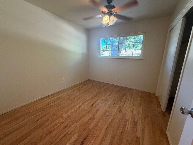 Building Photo - 4 bedroom house in Orangevale on a huge lot