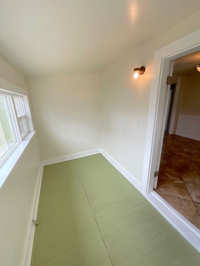 Building Photo - 2 Bedroom Home Available Near Pikes Peak Ave & S Institute St!